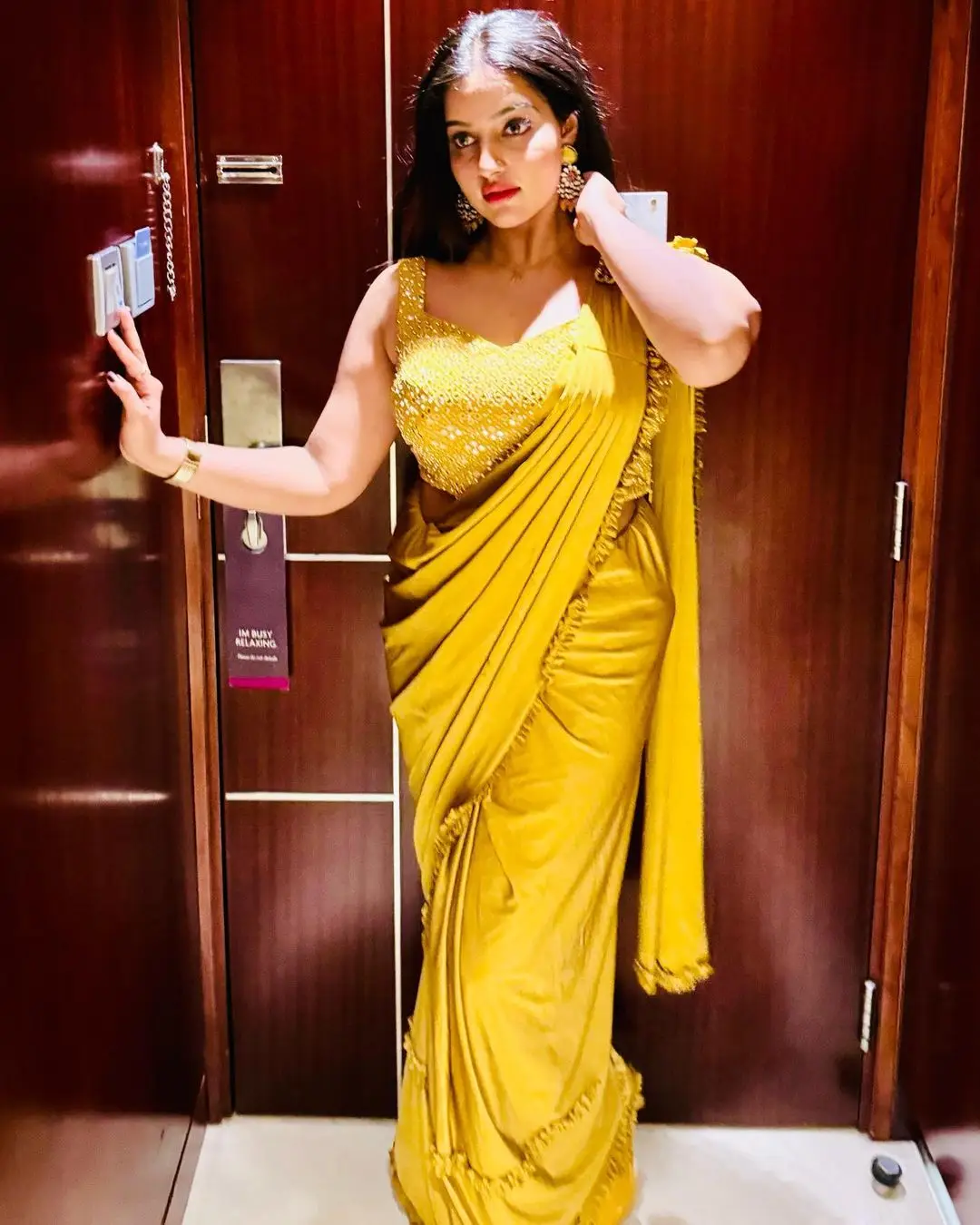 MALAYALAM ACTRESS MALAVIKA MENON IN YELLOW SAREE SLEEVELESS BLOUSE 6